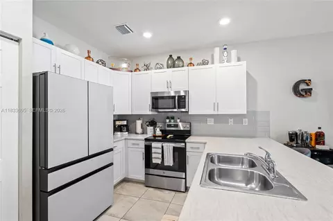 Kitchen - 10468 W 33rd Ln, Hialeah, FL 33018 photo 3 of 6