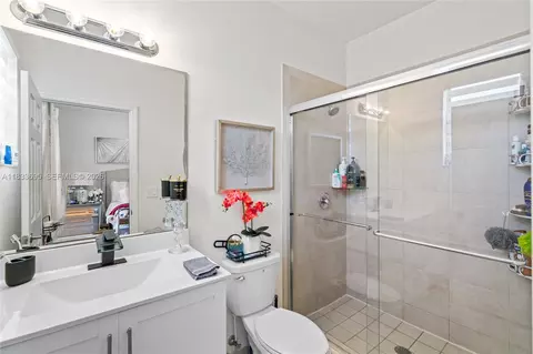 Bath - 10468 W 33rd Ln, Hialeah, FL 33018 photo 2 of 4