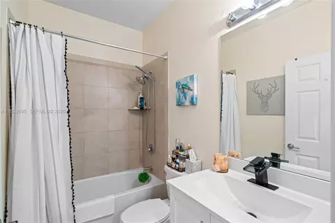 Bath - 10468 W 33rd Ln, Hialeah, FL 33018 photo 4 of 4