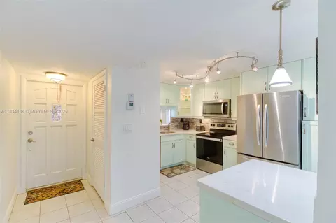 400 S Hollybrook Dr #109, Pembroke Pines, FL 33025