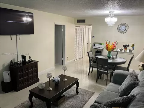 300 Berkley Rd #108, Hollywood, FL 33024