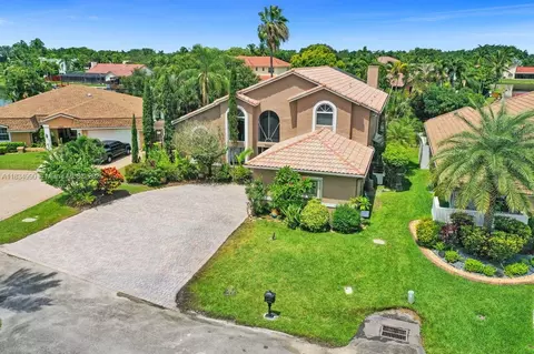 9940 SW 4th St, Plantation, FL 33324