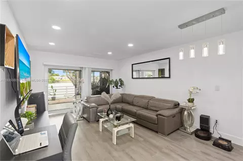 2418 NW 52nd St, Tamarac, FL 33309