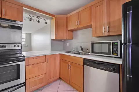 211 NE 8th Ave #407, Hallandale Beach, FL 33009
