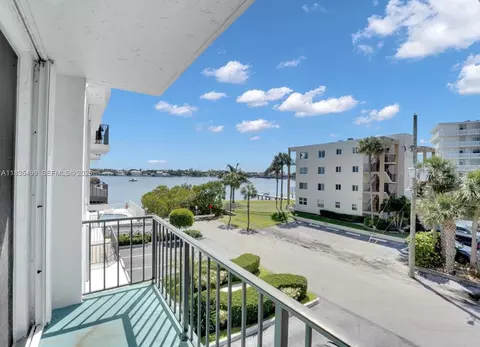 301 Croton Ave #203, Lantana, FL 33462