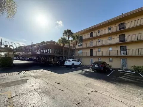 9370 SW 8th St #402, Boca Raton, FL 33428