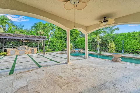 Exterior - 13400 SW 83rd Ave, Pinecrest, FL 33156 photo 9 of 18