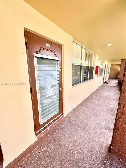 9021 Sunrise Lakes Blvd #104, Sunrise, FL 33322