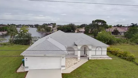 501 SE 7th St, Cape Coral, FL 33990