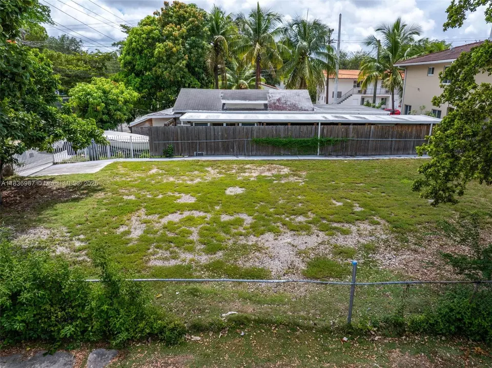 Exterior - 367 SW 11th St, Miami, FL 33130 photo 7 of 8