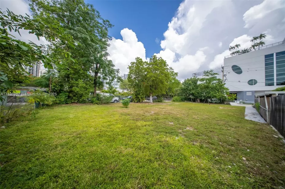 Exterior - 367 SW 11th St, Miami, FL 33130 photo 5 of 8