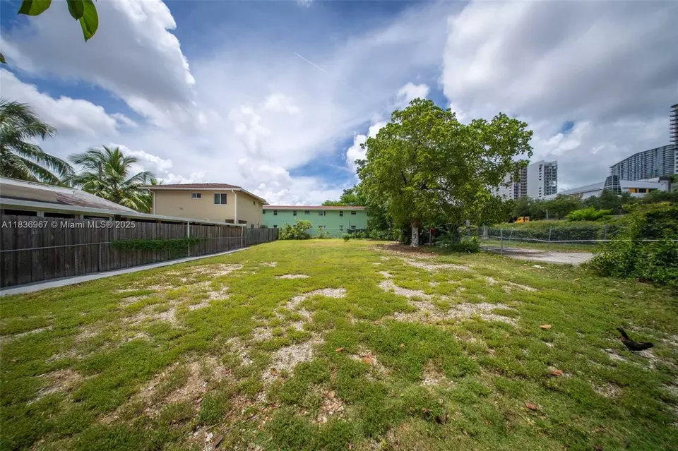 Exterior - 367 SW 11th St, Miami, FL 33130 photo 3 of 8