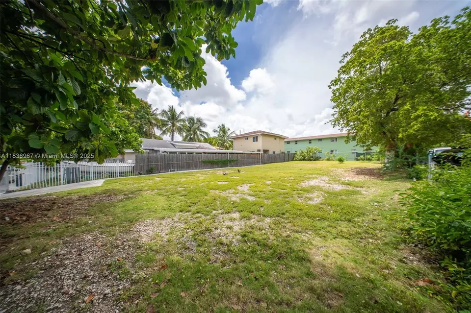 Exterior - 367 SW 11th St, Miami, FL 33130 photo 6 of 8