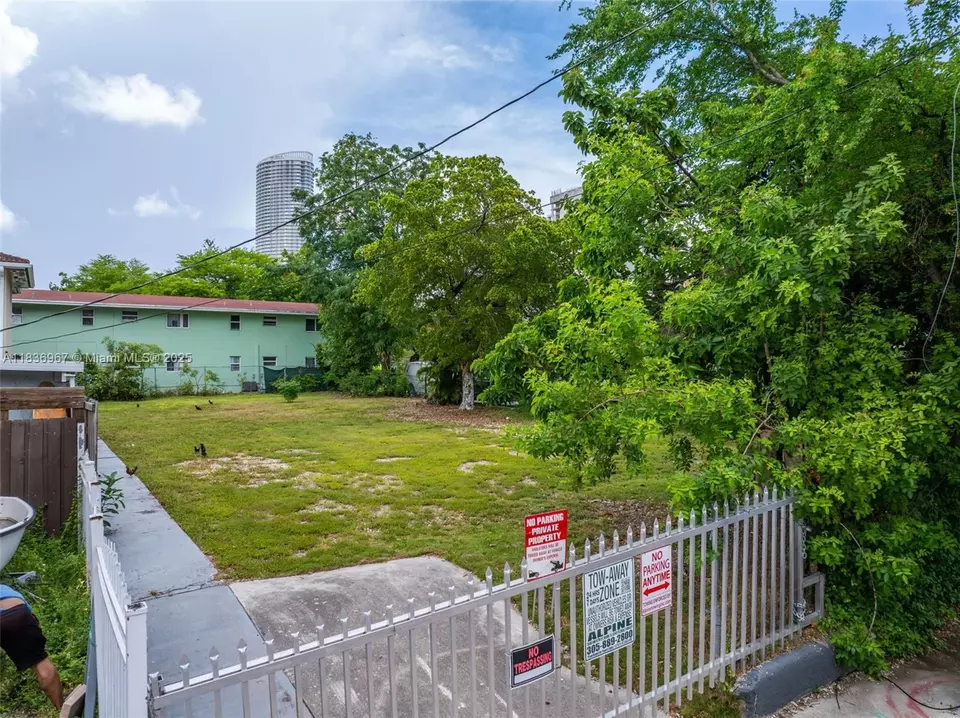 Exterior - 367 SW 11th St, Miami, FL 33130 photo 8 of 8