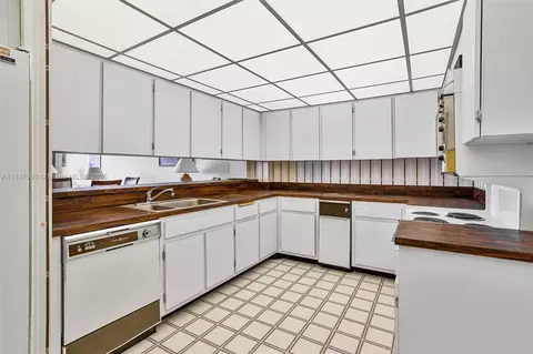 Kitchen - Undisclosed, Key Biscayne, FL 33149 photo 1 of 2