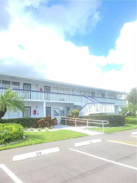 82 Oakridge G #82, Deerfield Beach, FL 33442