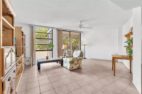 20400 NE Country Club Dr #215, Aventura, FL 33180