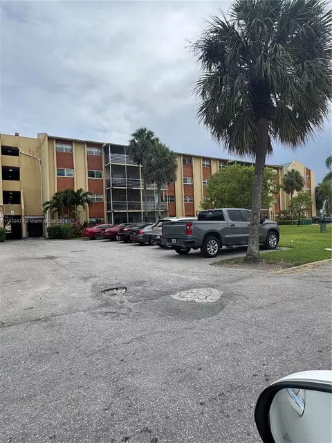 3610 NW 21st St #413, Lauderdale Lakes, FL 33311