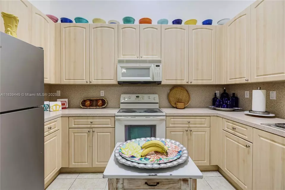 Kitchen - 3248 NE 11th Dr, Homestead, FL 33033 photo 2 of 3