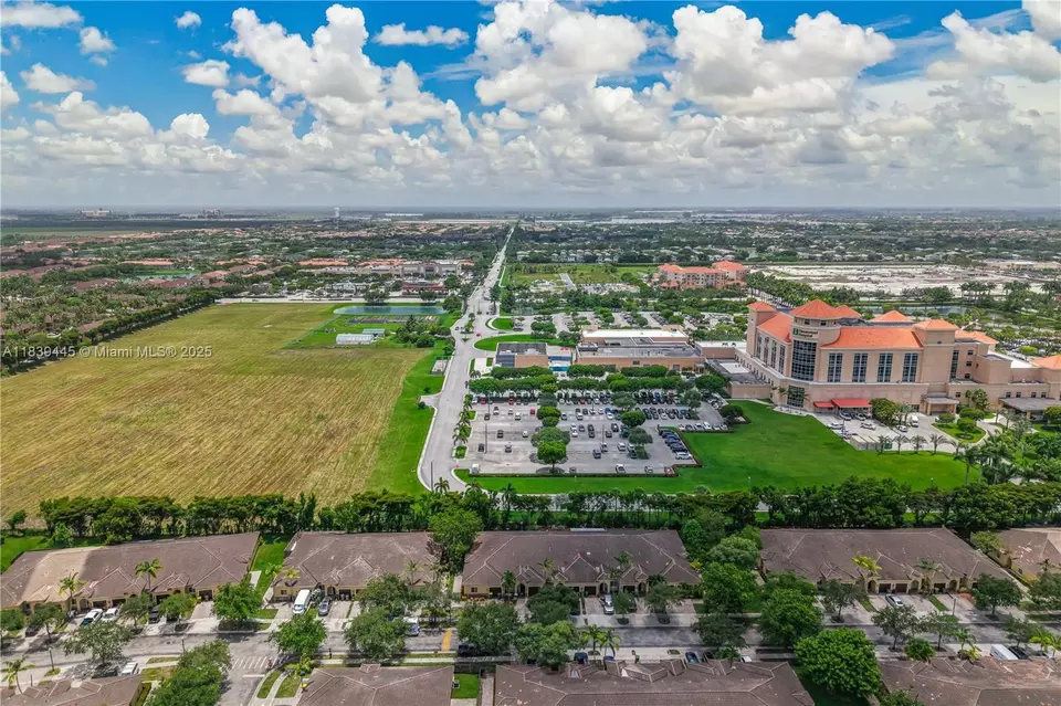 View/Area - 3248 NE 11th Dr, Homestead, FL 33033 photo 7 of 9