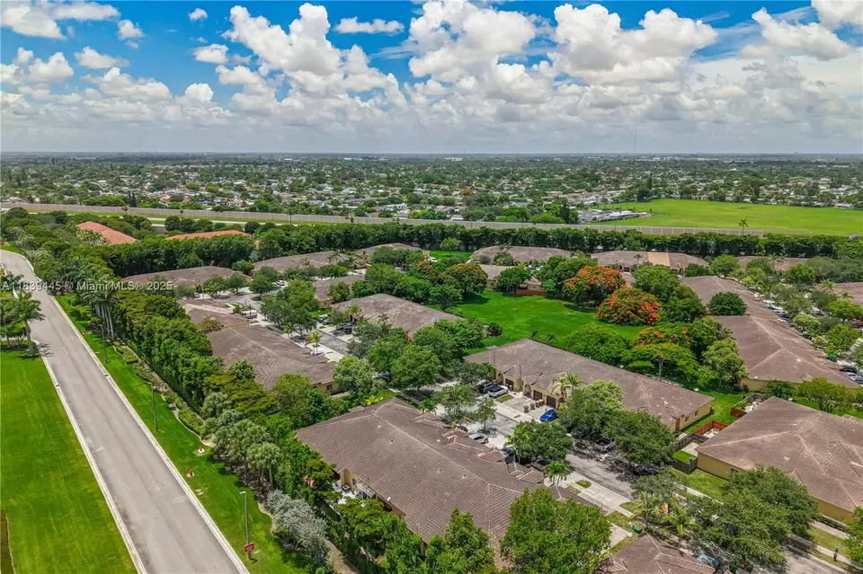 View/Area - 3248 NE 11th Dr, Homestead, FL 33033 photo 5 of 9