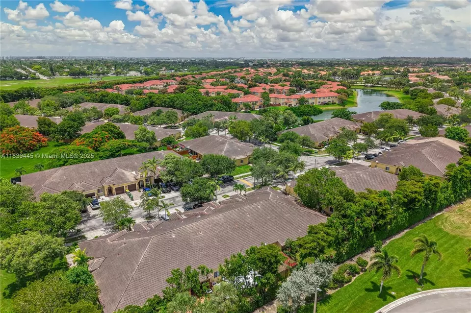 View/Area - 3248 NE 11th Dr, Homestead, FL 33033 photo 3 of 9
