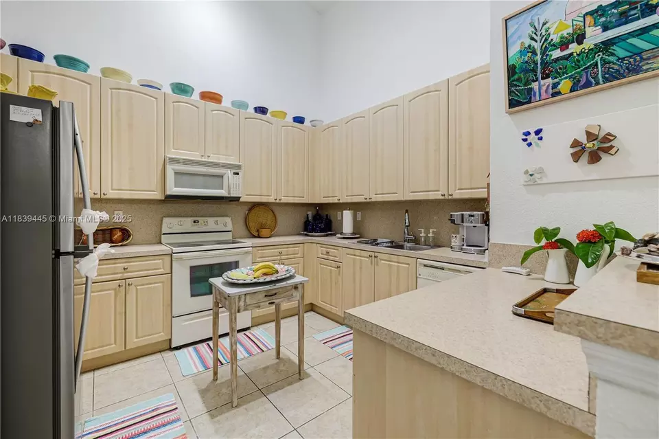 Kitchen - 3248 NE 11th Dr, Homestead, FL 33033 photo 1 of 3