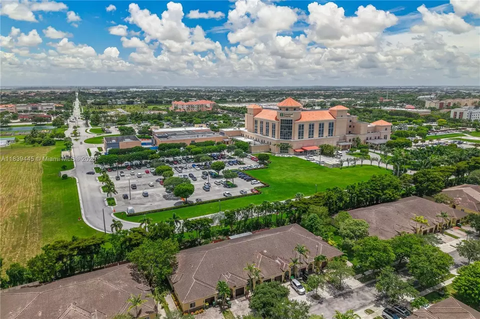 View/Area - 3248 NE 11th Dr, Homestead, FL 33033 photo 6 of 9