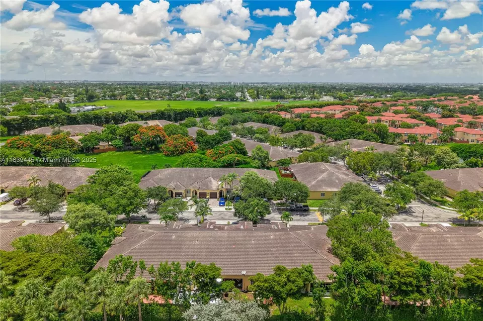 View/Area - 3248 NE 11th Dr, Homestead, FL 33033 photo 4 of 9