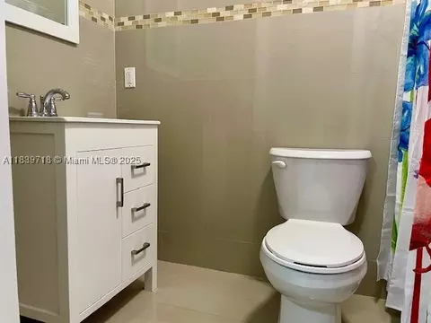 Bath - 330 W 40th Pl, Hialeah, FL 33012 photo 3 of 4