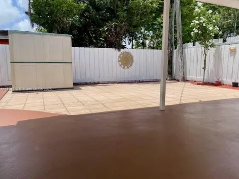Exterior - 330 W 40th Pl, Hialeah, FL 33012 photo 2 of 4
