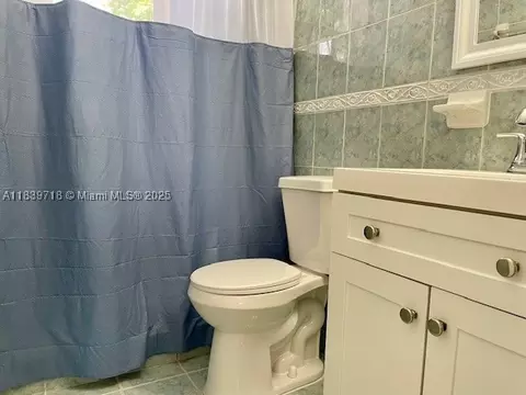 Bath - 330 W 40th Pl, Hialeah, FL 33012 photo 4 of 4