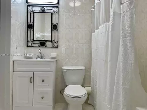 Bath - 330 W 40th Pl, Hialeah, FL 33012 photo 2 of 4