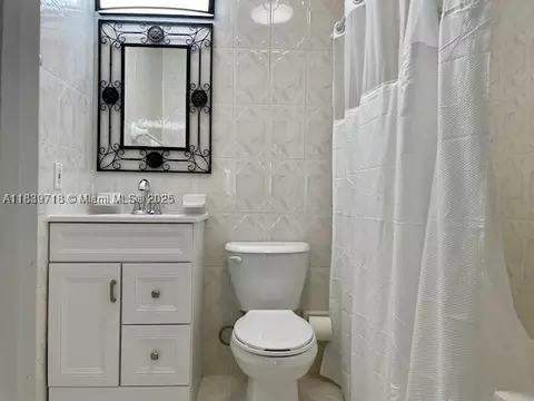 Bath - 330 W 40th Pl, Hialeah, FL 33012 photo 2 of 4