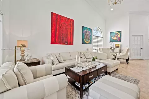 9384 NW 8th Cir, Plantation, FL 33324