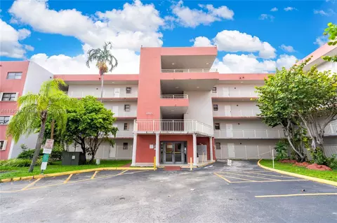 8425 NW 8th St #304, Miami, FL 33126