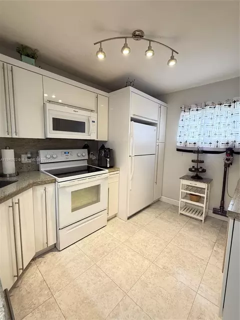 11 Olive Dr #E, Hialeah, FL 33010 photo 2