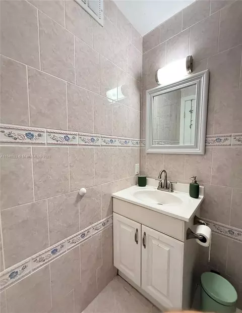 11 Olive Dr #E, Hialeah, FL 33010 photo 17