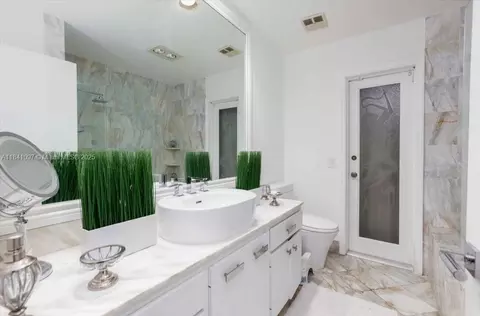 Bath - 1000 E Cypress Dr, Pompano Beach, FL 33069 photo 4 of 4