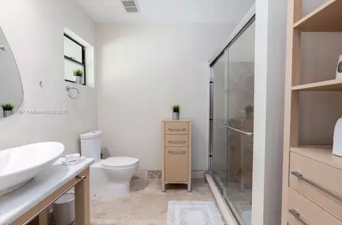 Bath - 1000 E Cypress Dr, Pompano Beach, FL 33069 photo 3 of 4