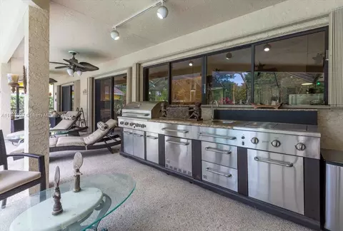 Kitchen - 1000 E Cypress Dr, Pompano Beach, FL 33069 photo 4 of 4