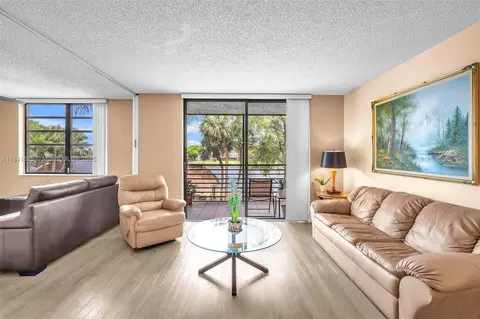 1101 Colony Point Cir #207, Pembroke Pines, FL 33026