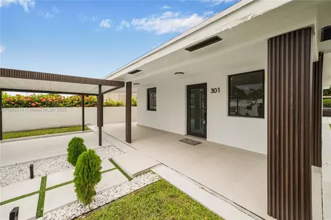 Exterior - 301 W 30th St, Hialeah, FL 33012 photo 3 of 9