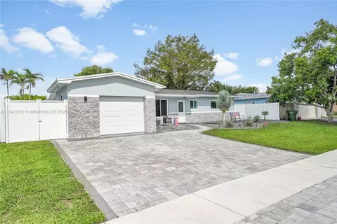 521 NW 93rd Ter, Pembroke Pines, FL 33024