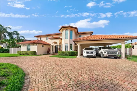 9621 W Calusa Club Dr, Miami, FL 33186
