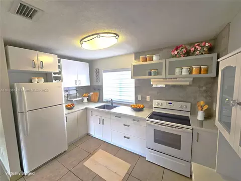 2775 W 61st St #203, Hialeah, FL 33016