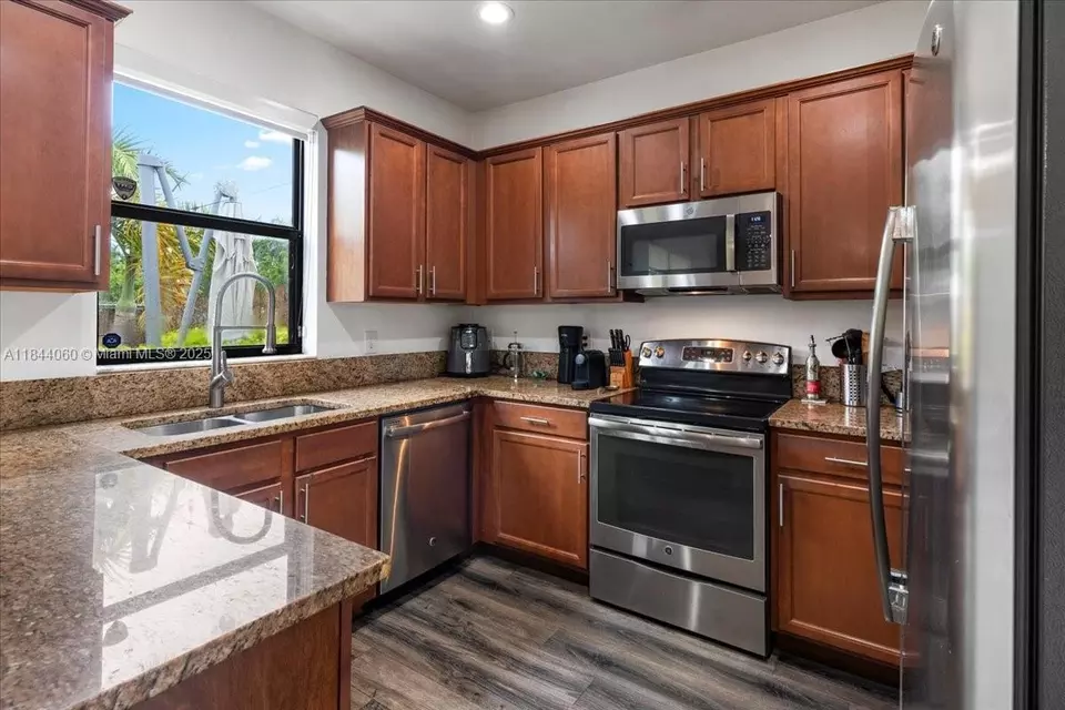 Kitchen - 11313 NW 88th Ter, Doral, FL 33178 photo 1 of 2
