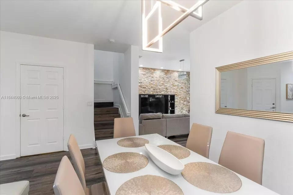 Dining - 11313 NW 88th Ter, Doral, FL 33178 photo 2 of 3