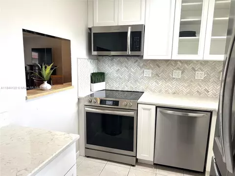 9400 Sunrise Lakes Blvd #305, Sunrise, FL 33322