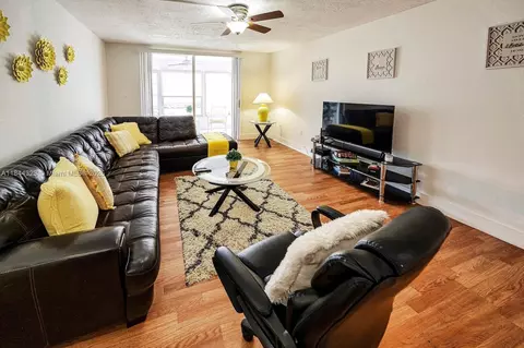 7300 NW 17th St #415, Plantation, FL 33313